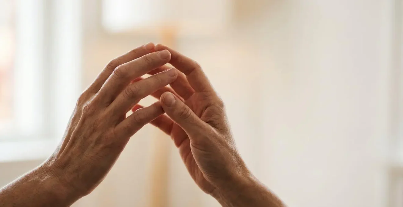 Nahaufnahme menschlicher Interaktion symbolisierend authentische Community-Gespräche und Kundenbindung