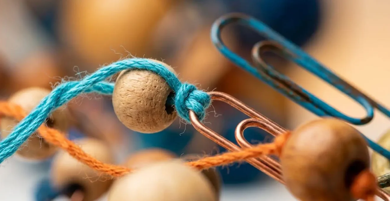 Abstrakte Makroaufnahme von verbundenen Objekten, die die Customer Journey symbolisieren